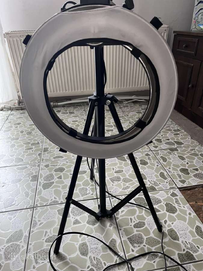 Žiedinė LED lempa 34 cm. skersmens su stovu.