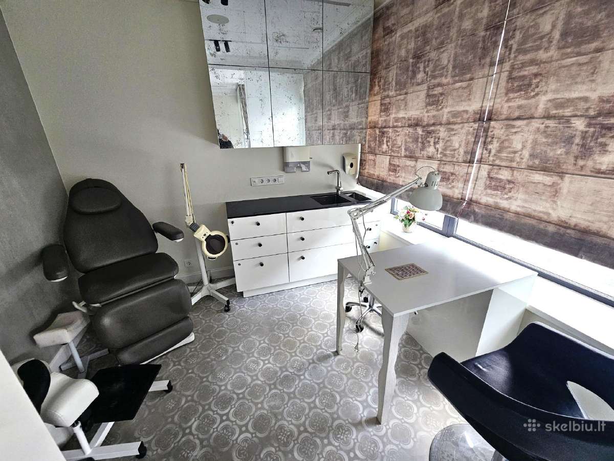 Ieškoma manikiūrininkė ir kirpėja.