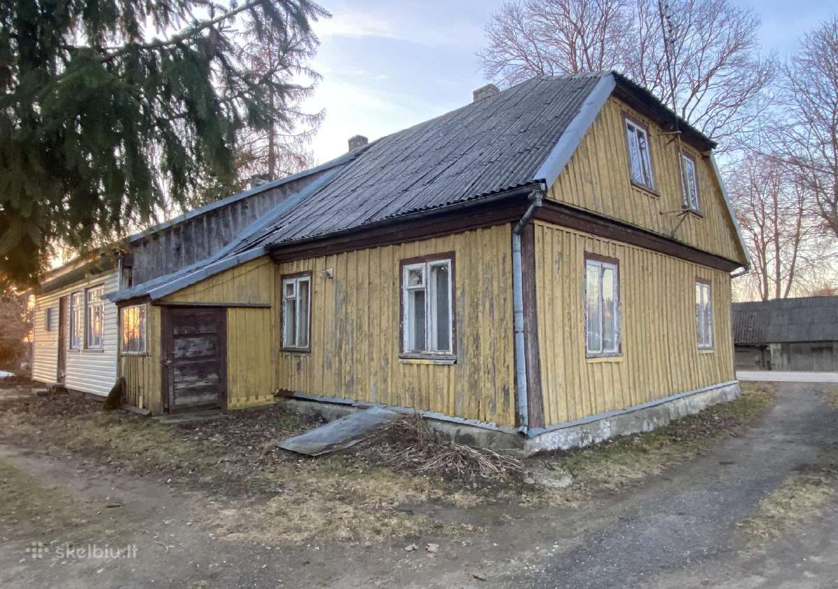 1/2 namo su ūkiniu pastatu ir sklypas