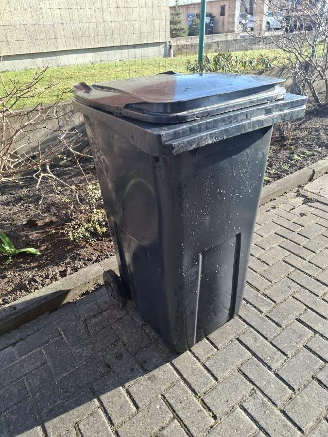 Parduodamas šiukšliu konteineris