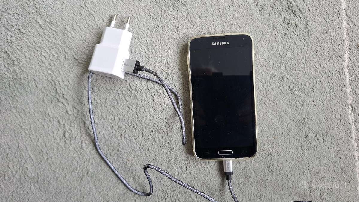 Telefonas Samsung Galaxy S5 su dėklu. - nuotraukos Nr. 2