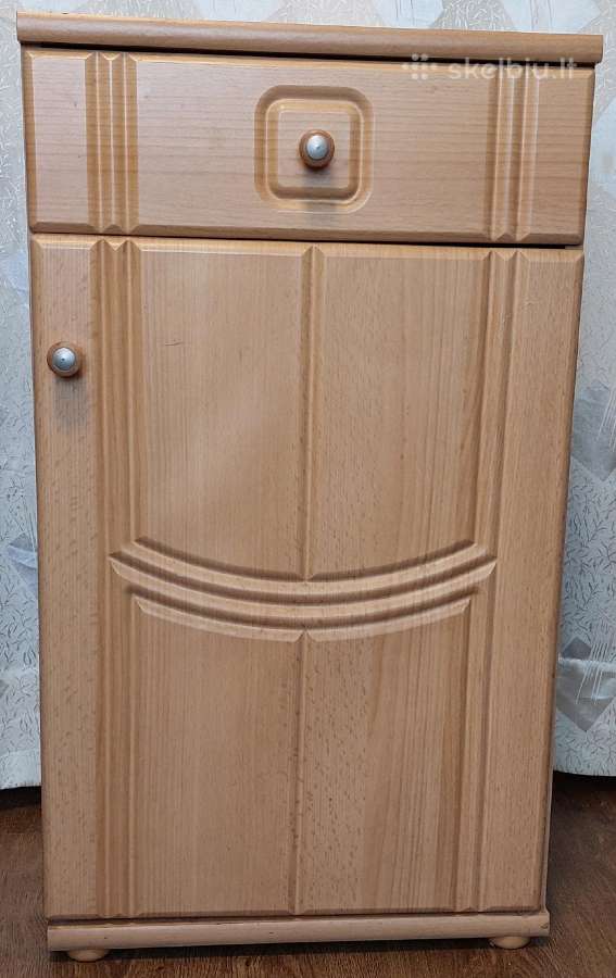 Spintelė pastatoma šviesios spalvos geros būklės