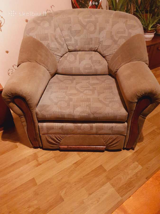 Viegulis miegamas fotelis su patalynės dėže.