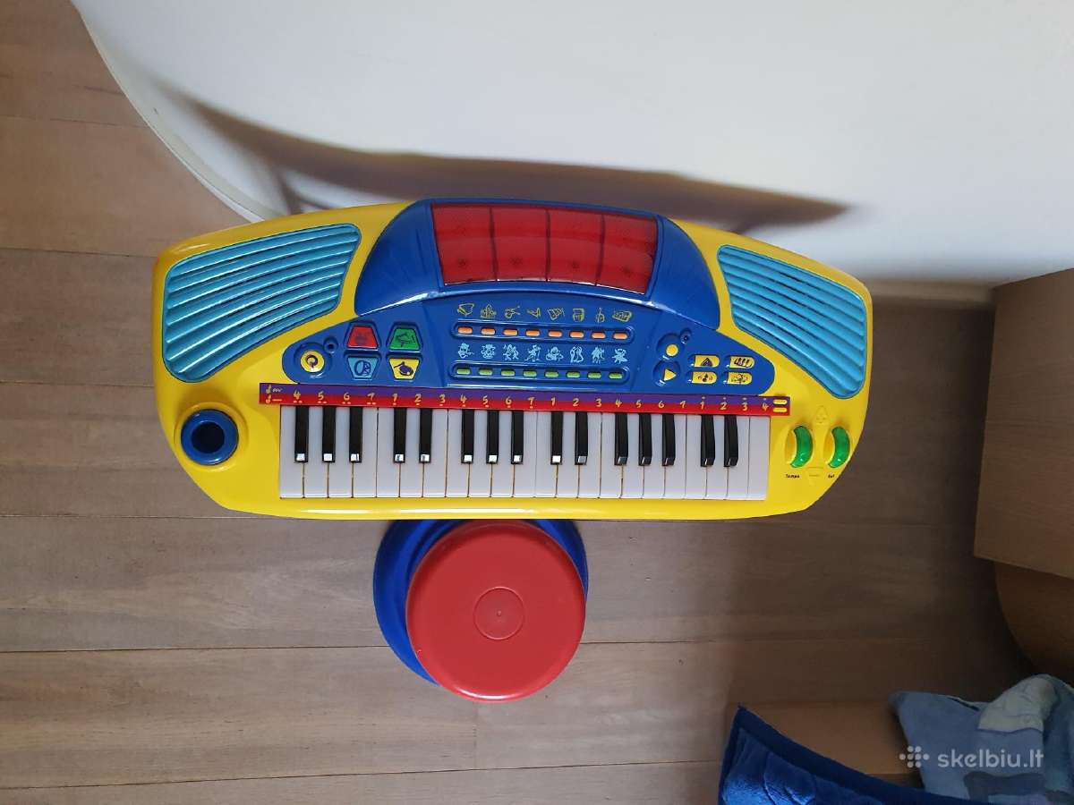 Vaikiška muzikinė klaviatūra su stovu ir kėdute.