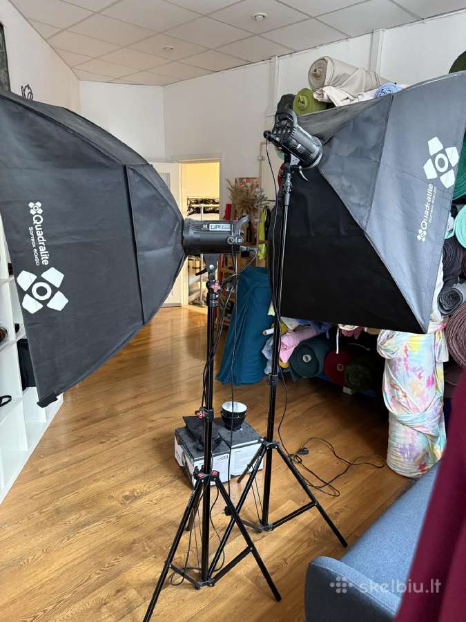 Fotostudijos blykstes su lempom ir siustuvu