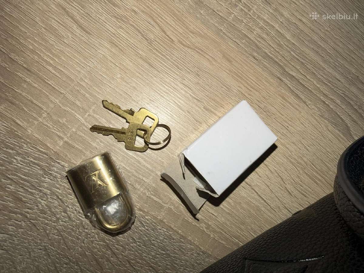 Juoda rankinė su auksinėmis detalėmis - nuotraukos Nr. 15