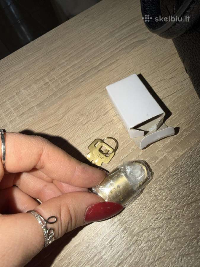 Juoda rankinė su auksinėmis detalėmis - nuotraukos Nr. 17