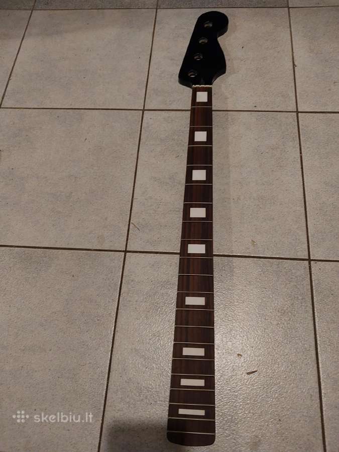 Bosinės gitaros grifas