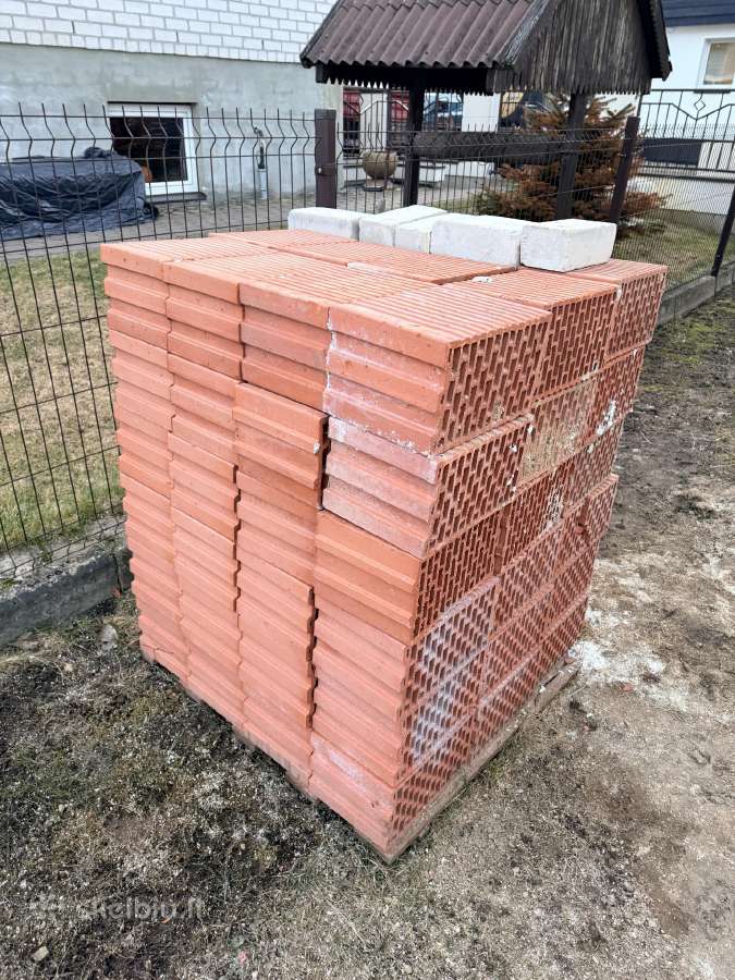 Statybiniai raudoni blokeliai