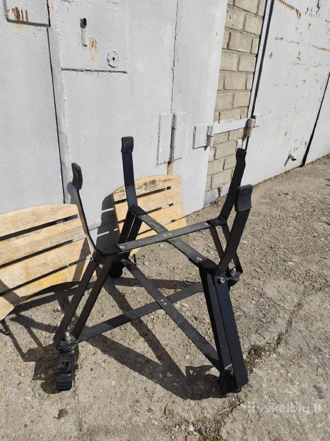 Komado griliaus metalinis stovas su ratukais