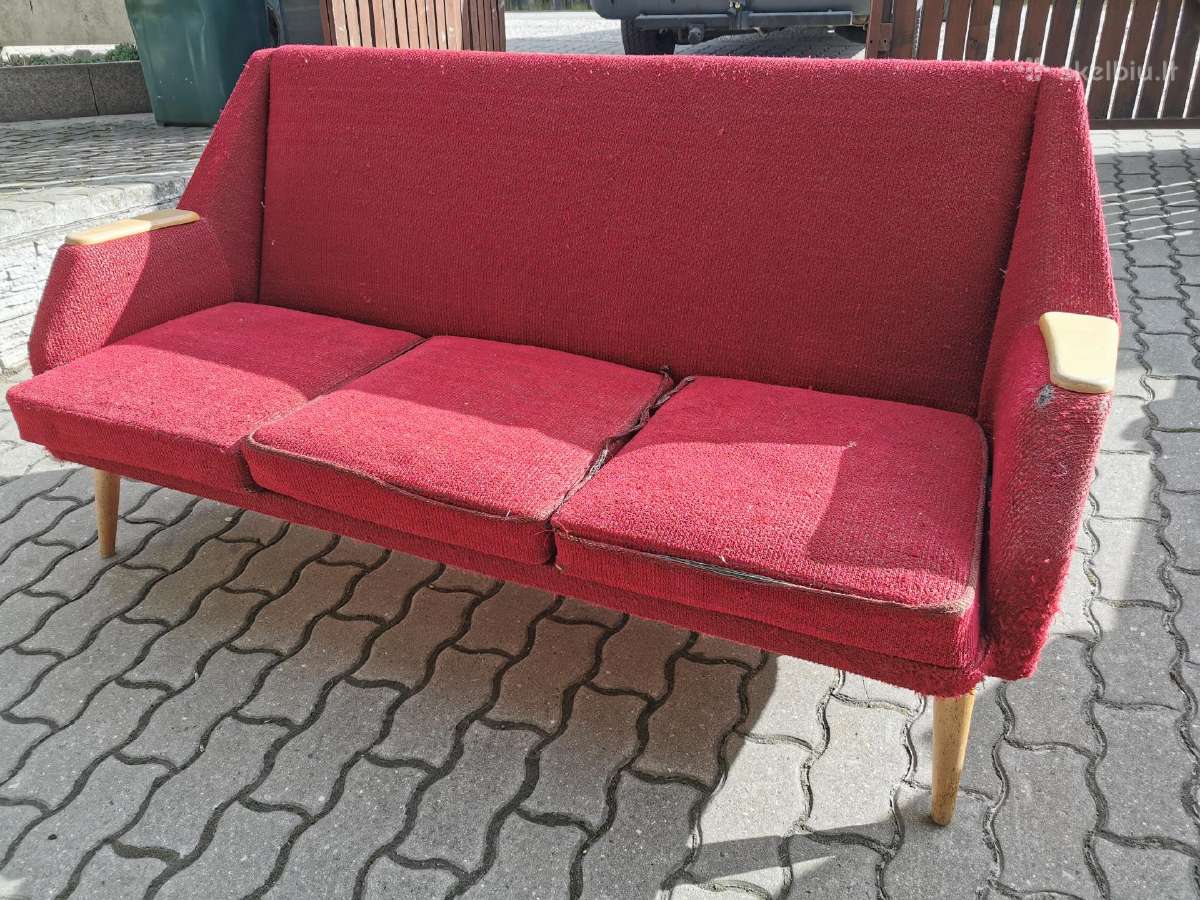 Minimalistinio stiliaus mid-century sofutė
