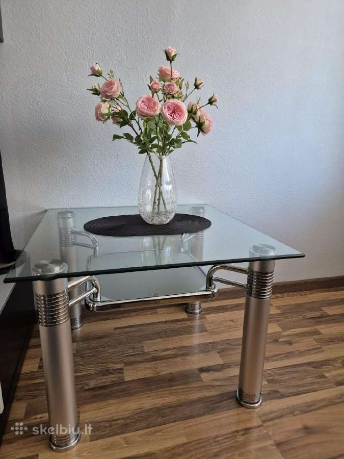 Naudota sekcija ir stiklinis staliukas