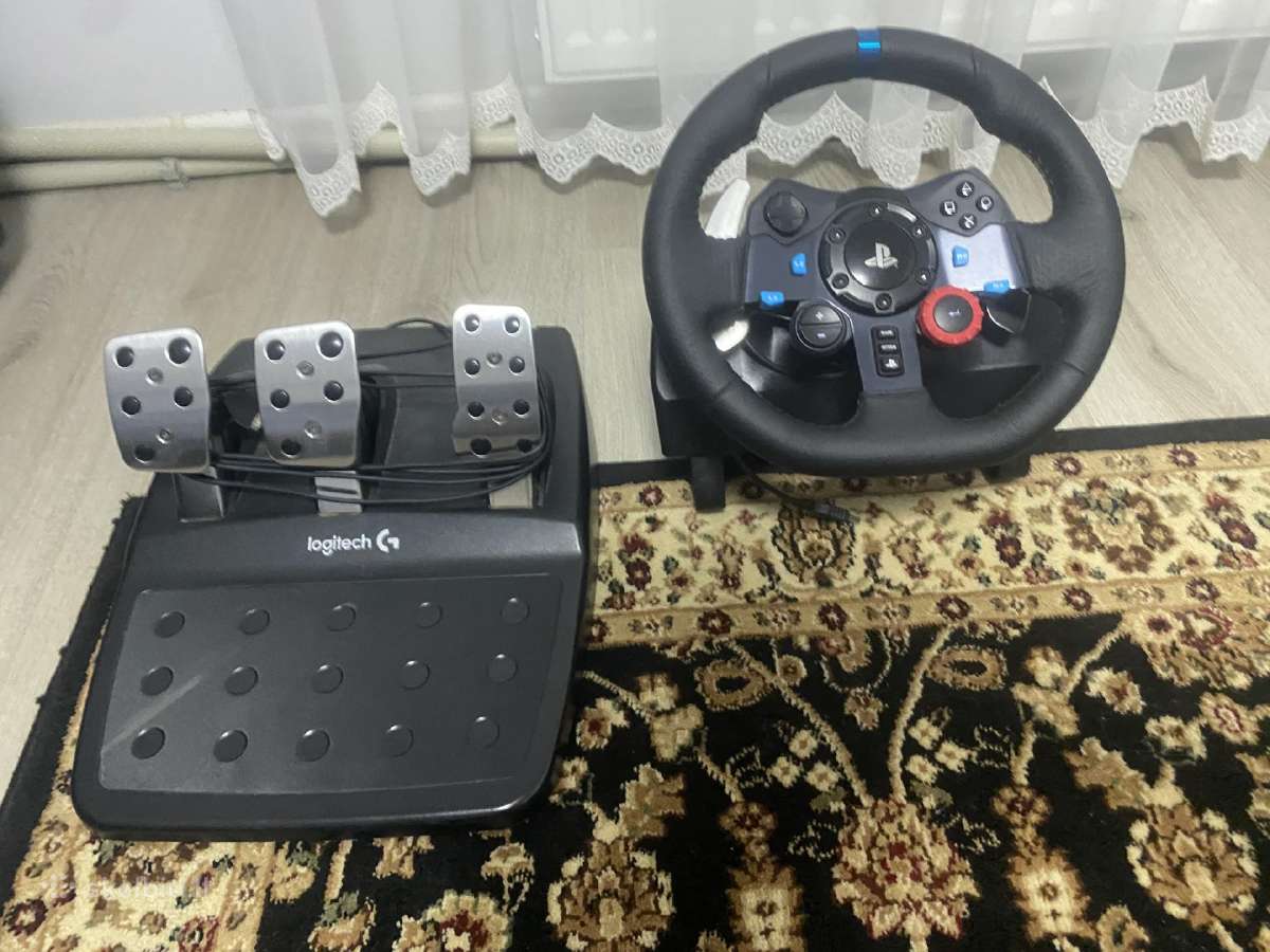 Logitech vairas su pedalais.