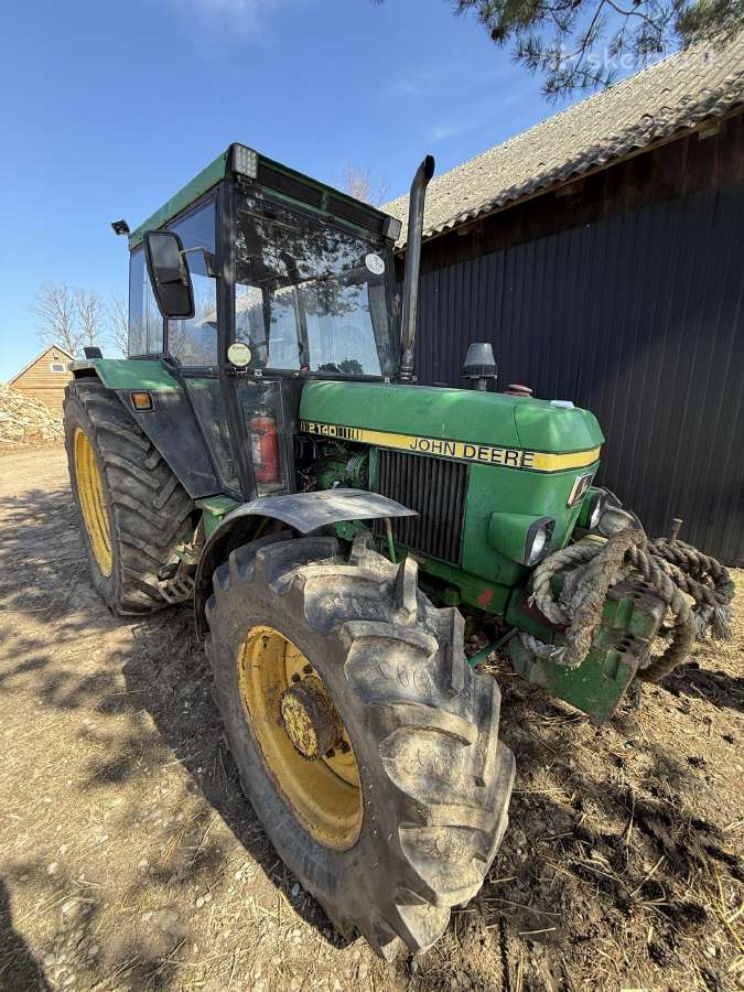 John Deere 2140