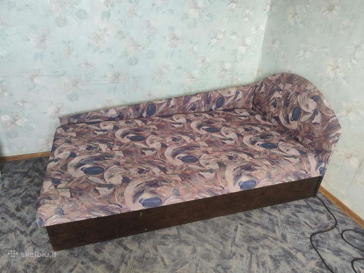 Viengulė lova, su patalynės dėže.