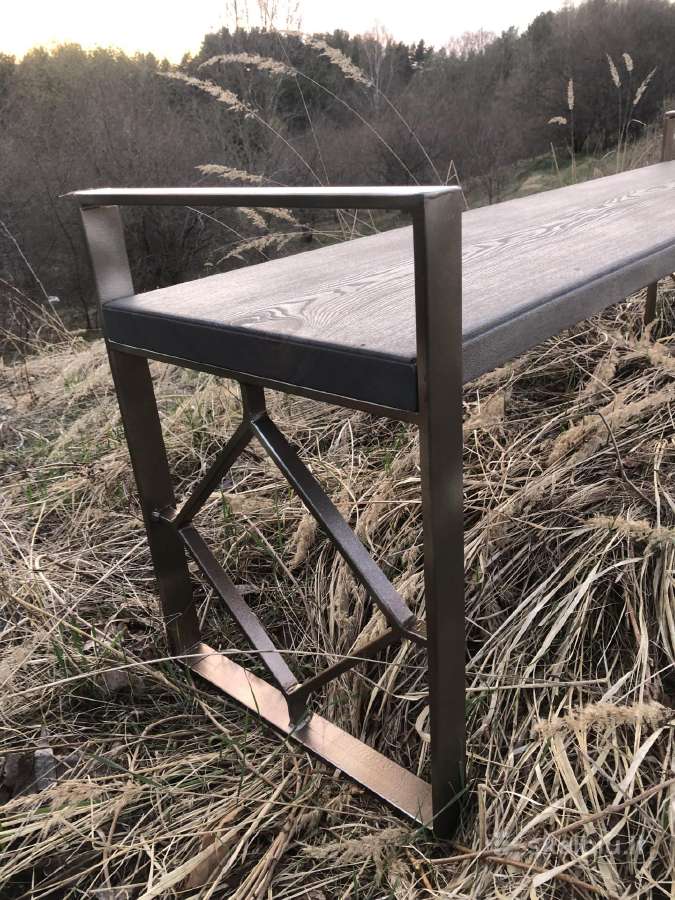 Suoliukas iš vienos lentos ant metalinio rėmo