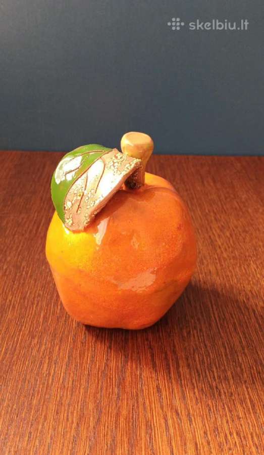 Dekoratyvinė keraminė obuolio statulėlė, 11cm aukš