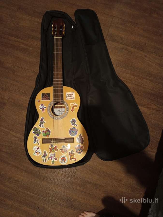 Parduodu klasikinė gitara su dėklu