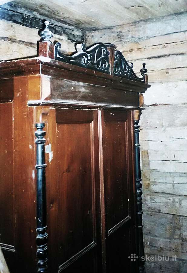 Parduodama senovinė drabužių spinta