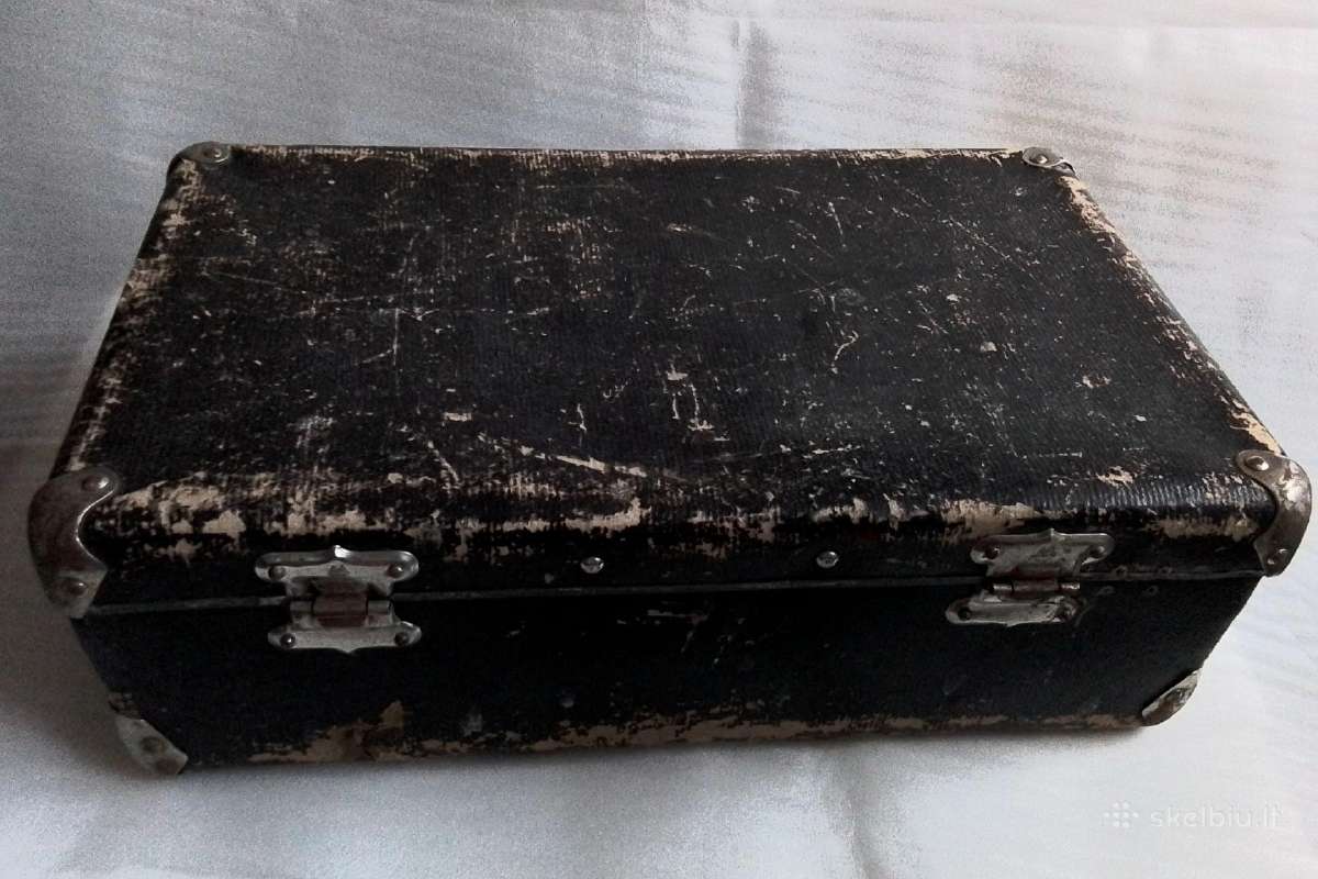 Senovinis lagaminas su apkaustais