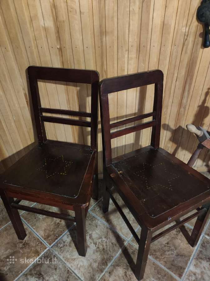 Dvi senovinės kėdės