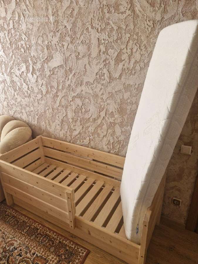 Naudota puikios kokybės medinė lova su čiužiniu - nuotraukos Nr. 3