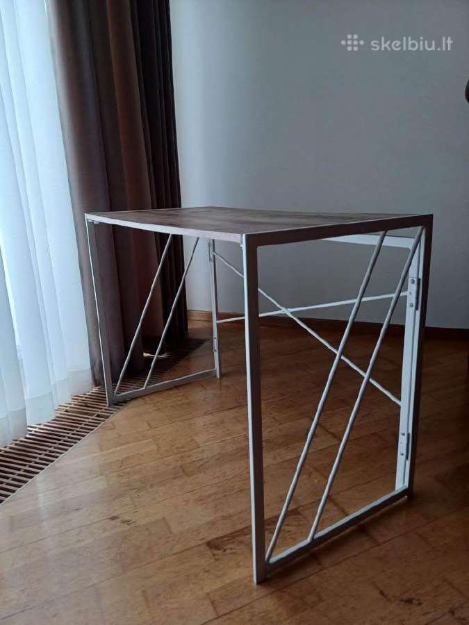 Stalas studijoms ir darbui