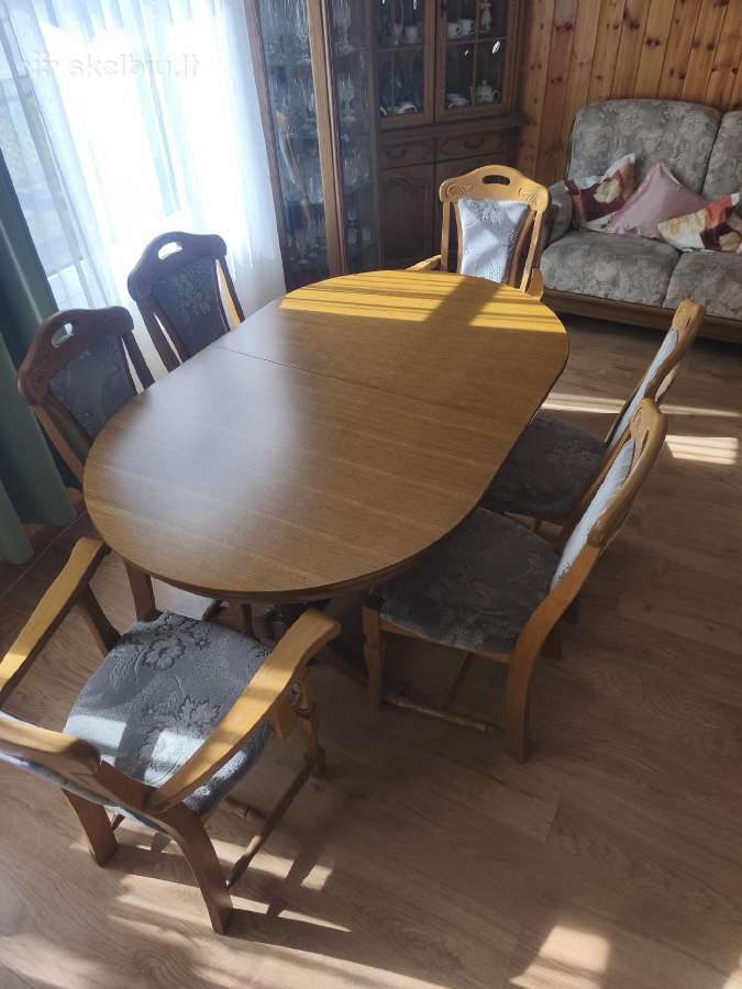 Ąžuolinis stalas su kėdėmis
