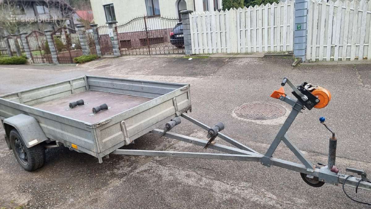 Krovininė priekaba valtims.
