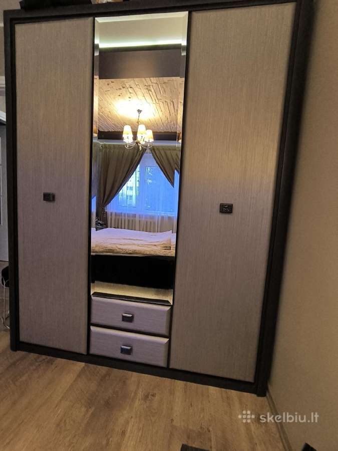 Spinta ir du naktiniai staliukai
