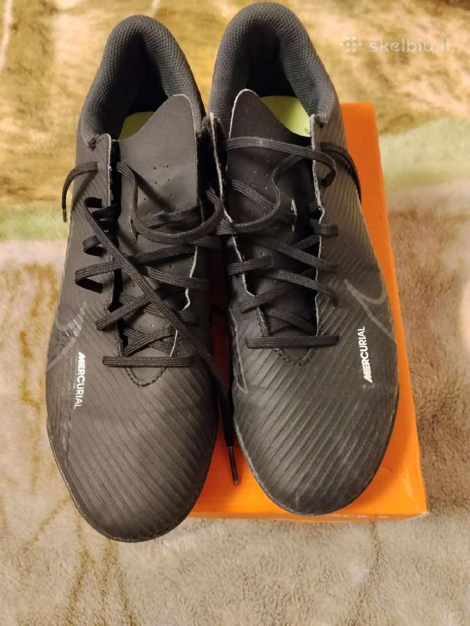 Bateliai futbolo salė