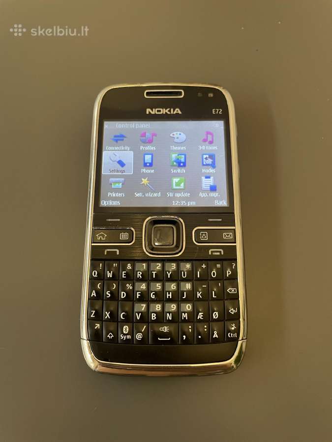Nokia E72 su pakrovėju