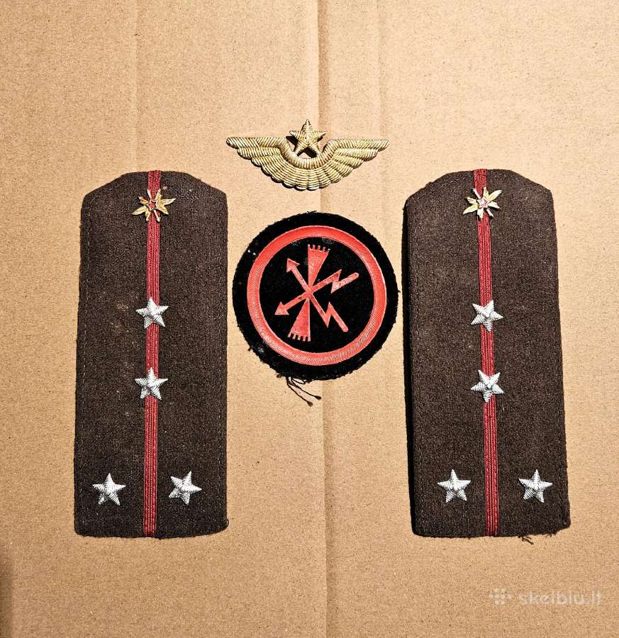 Sovietų armijos ryšininko antpečiai ir kt.