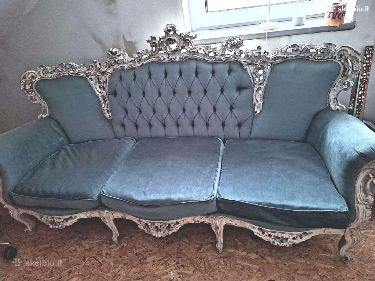 Antikvarinė sofa.