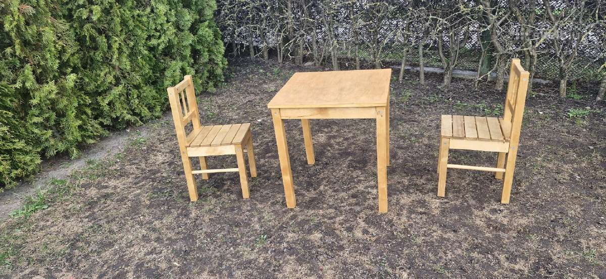 Vaikiškas medinis stalas su kėdėmis