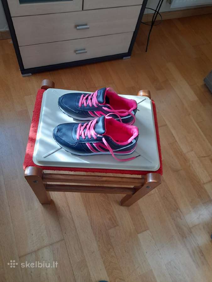 Nauji moteriški kedukai 38 dydis ,juodi su raudonu