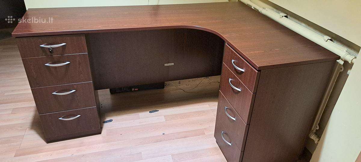 Kampinis tvarkingas darbo stalas su stalčiais