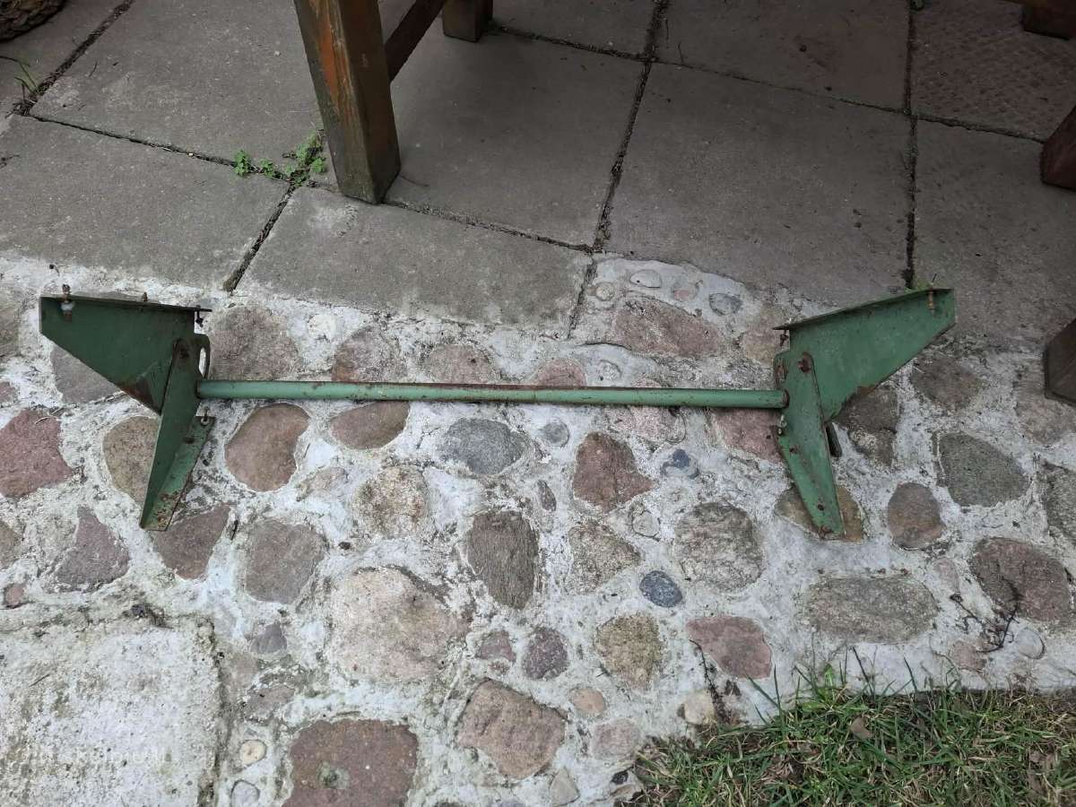Atlenkiamas metalinis kronšteinas stalui