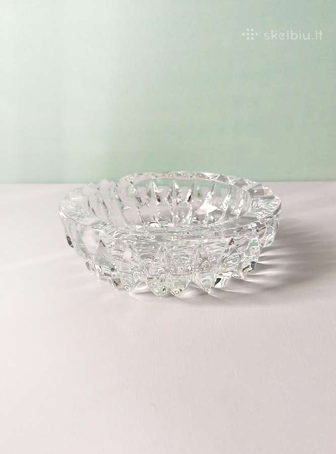 Sunki krištolinė peleninė, 14cm skersmuo.