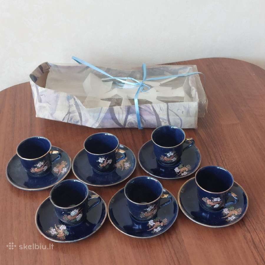 Kavos rinkinys ( kobalto puodukai ir lėkštutės )