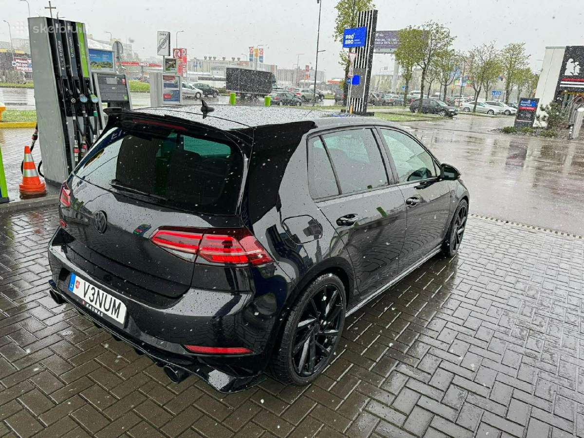 Parduodami vardiniai valstybiniai numeriai