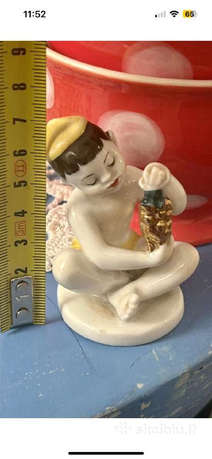 Lomonosov berniukas su vynuogem statulele