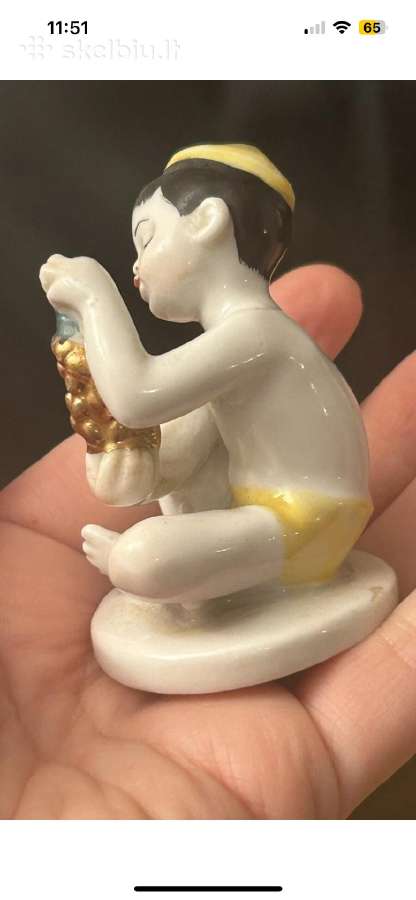 Lomonosov berniukas su vynuogem statulele - nuotraukos Nr. 3