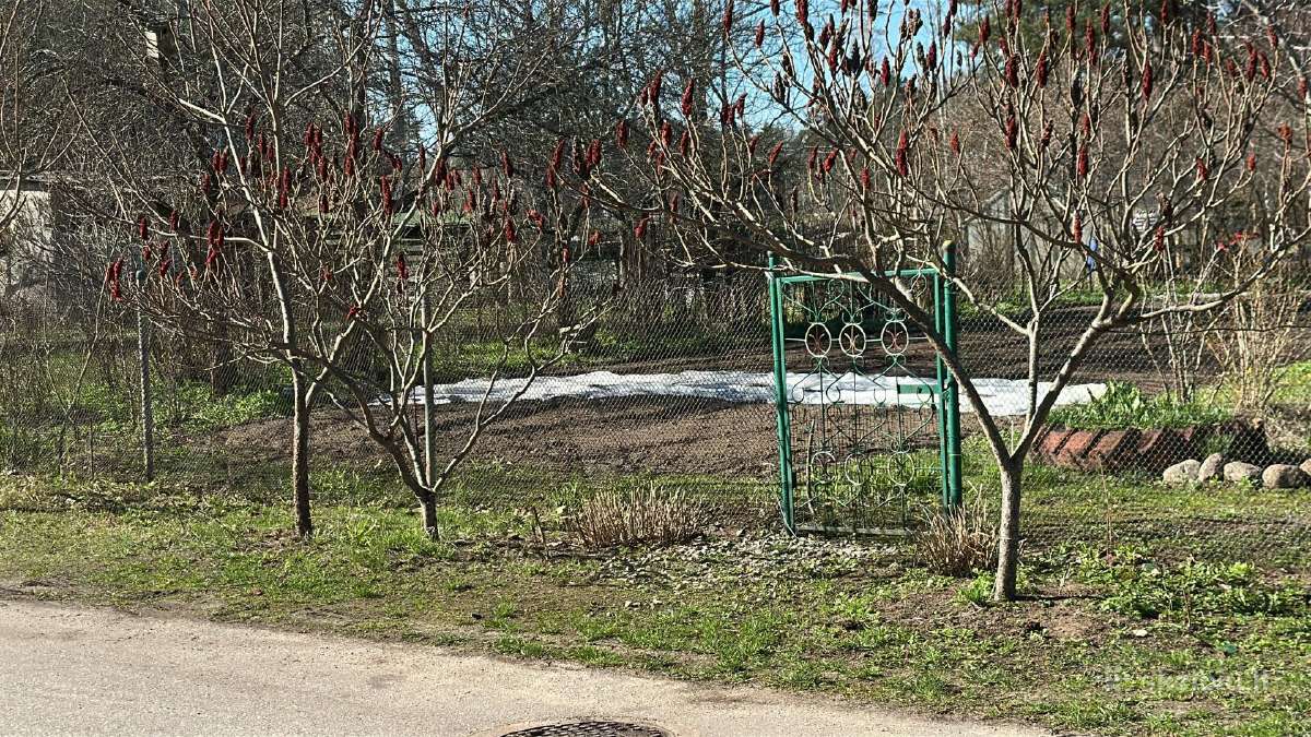Metalinė naudota tvora su stulpeliais.