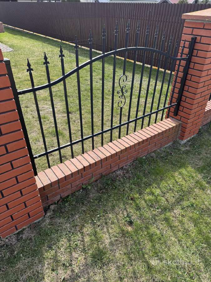 Dekoratyvinė metalinė tvora (7 dalys ir varteliai)