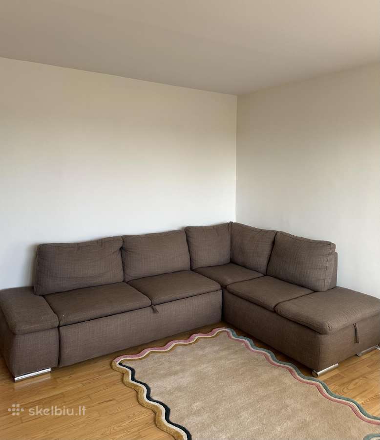 Sofa su gulima dalimi