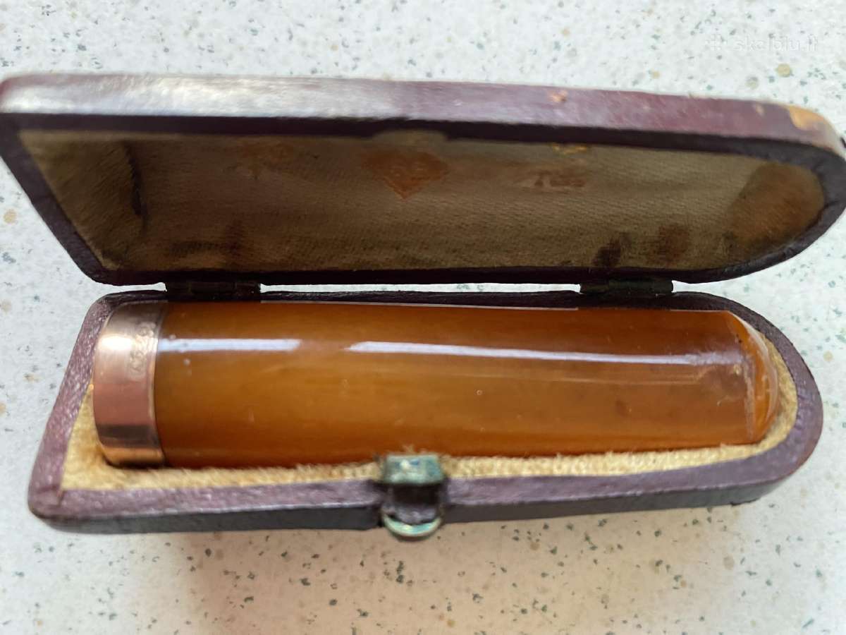 Gintarinis mustukas su auksu