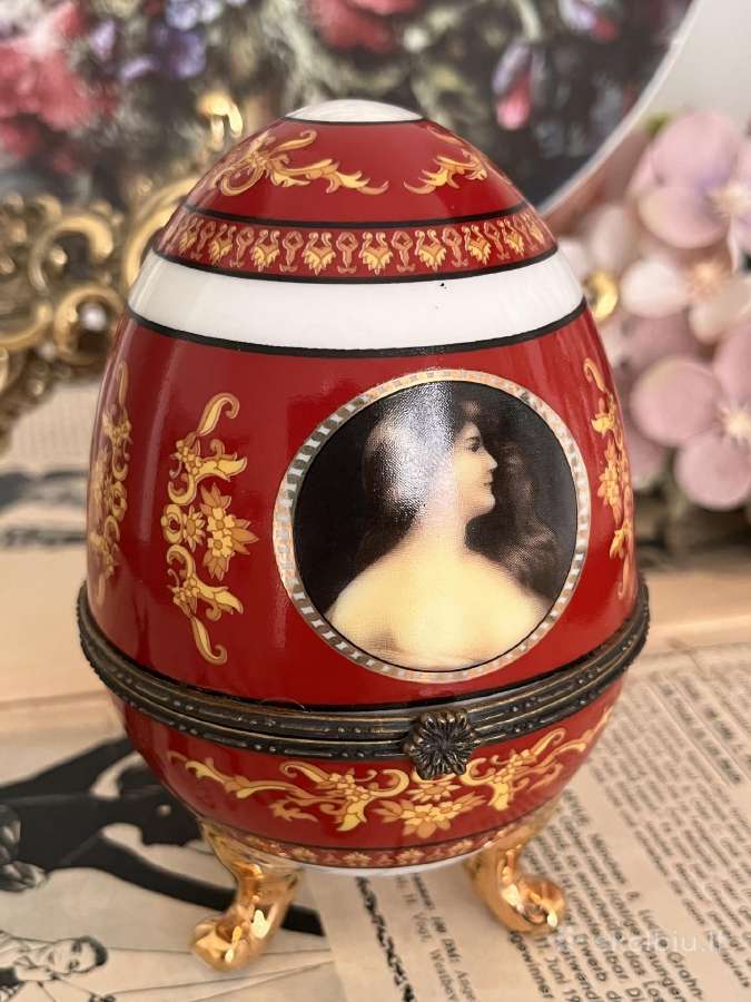Limoges kiaušinio formos dėžutė