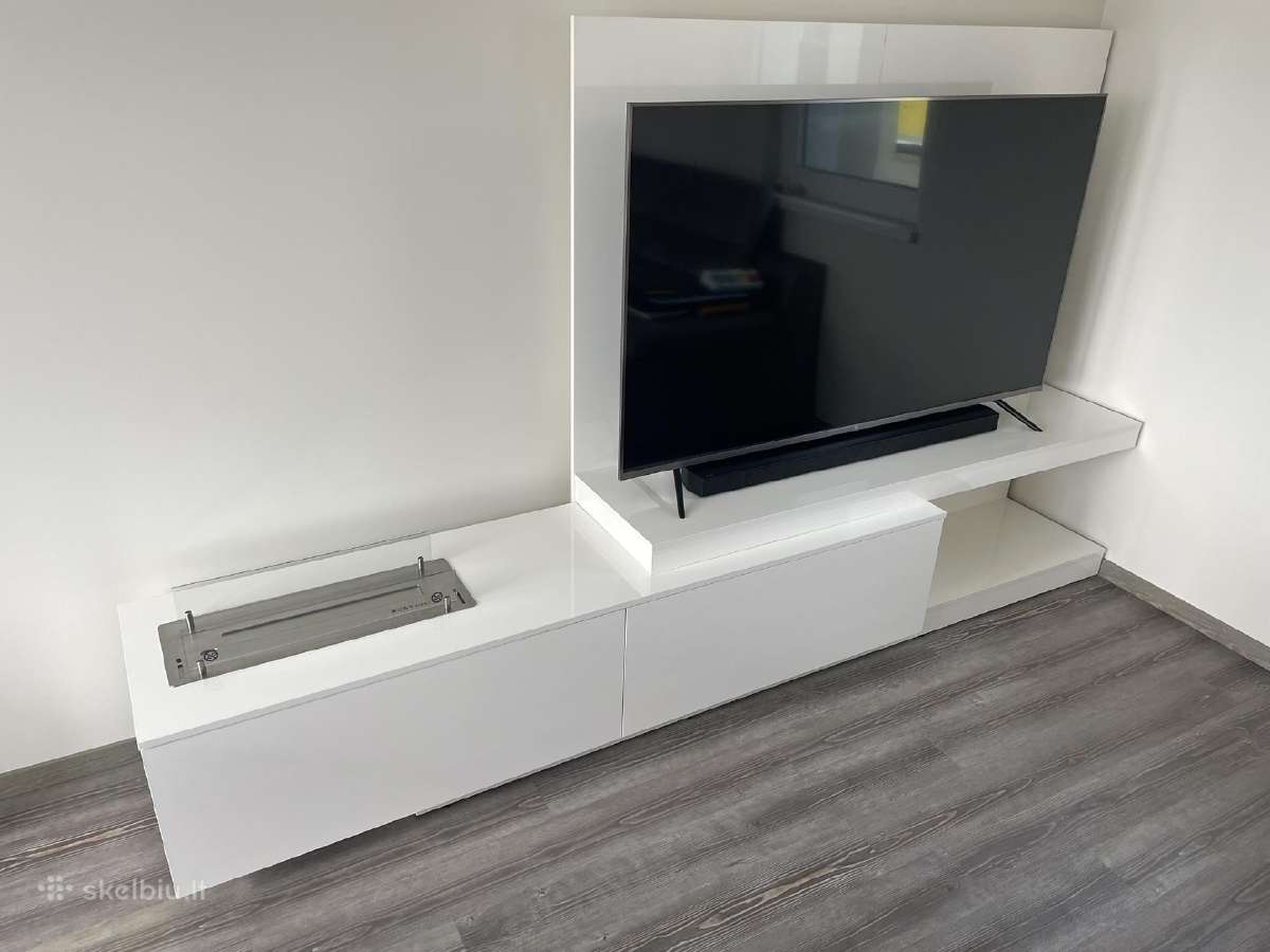 TV spintelė su integruotu Ruby Fires biožidiniu