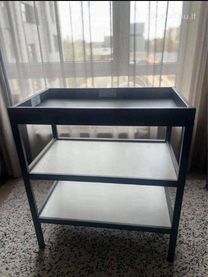 Vystymo stalas su vystymo čiužiniu